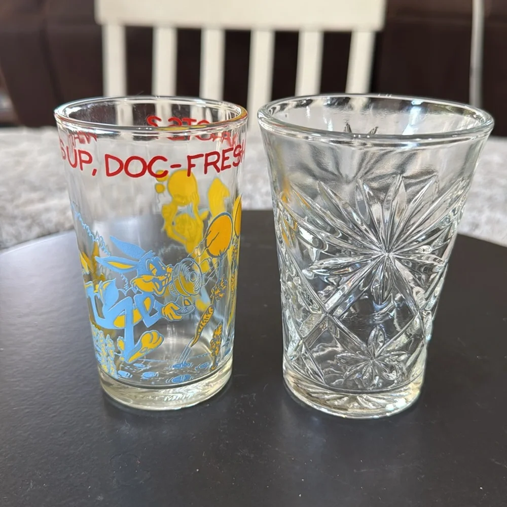 Vintage 1974 Warner Bros. Welchs Jelly Juice Glass featuring Bugs Bunny Cartoon‎
